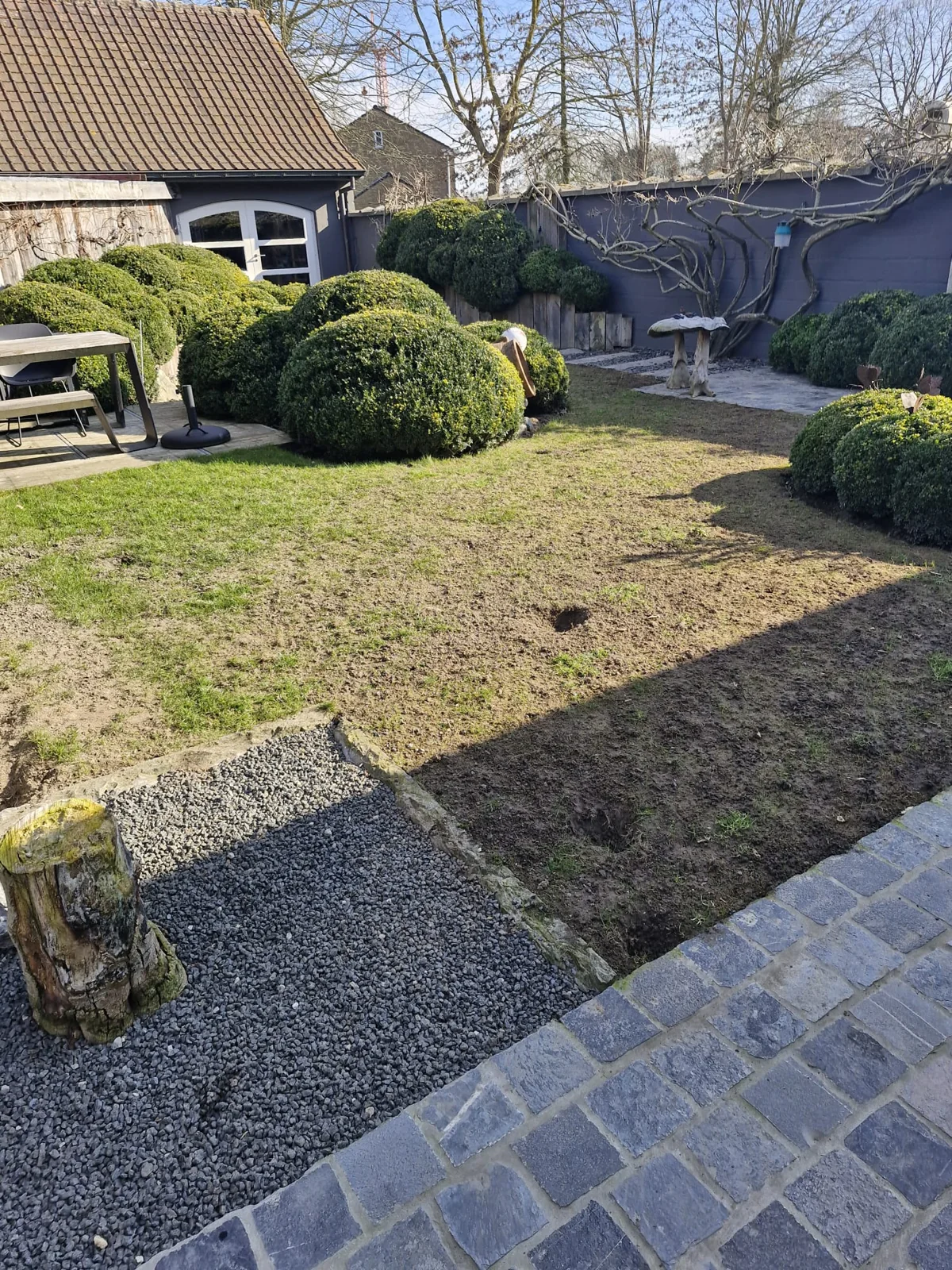 Een groene tuin in Menen — Voor de aanleg