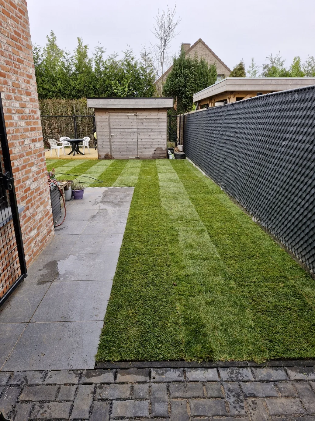 Nieuw aangelegde graszoden in een omsloten tuin