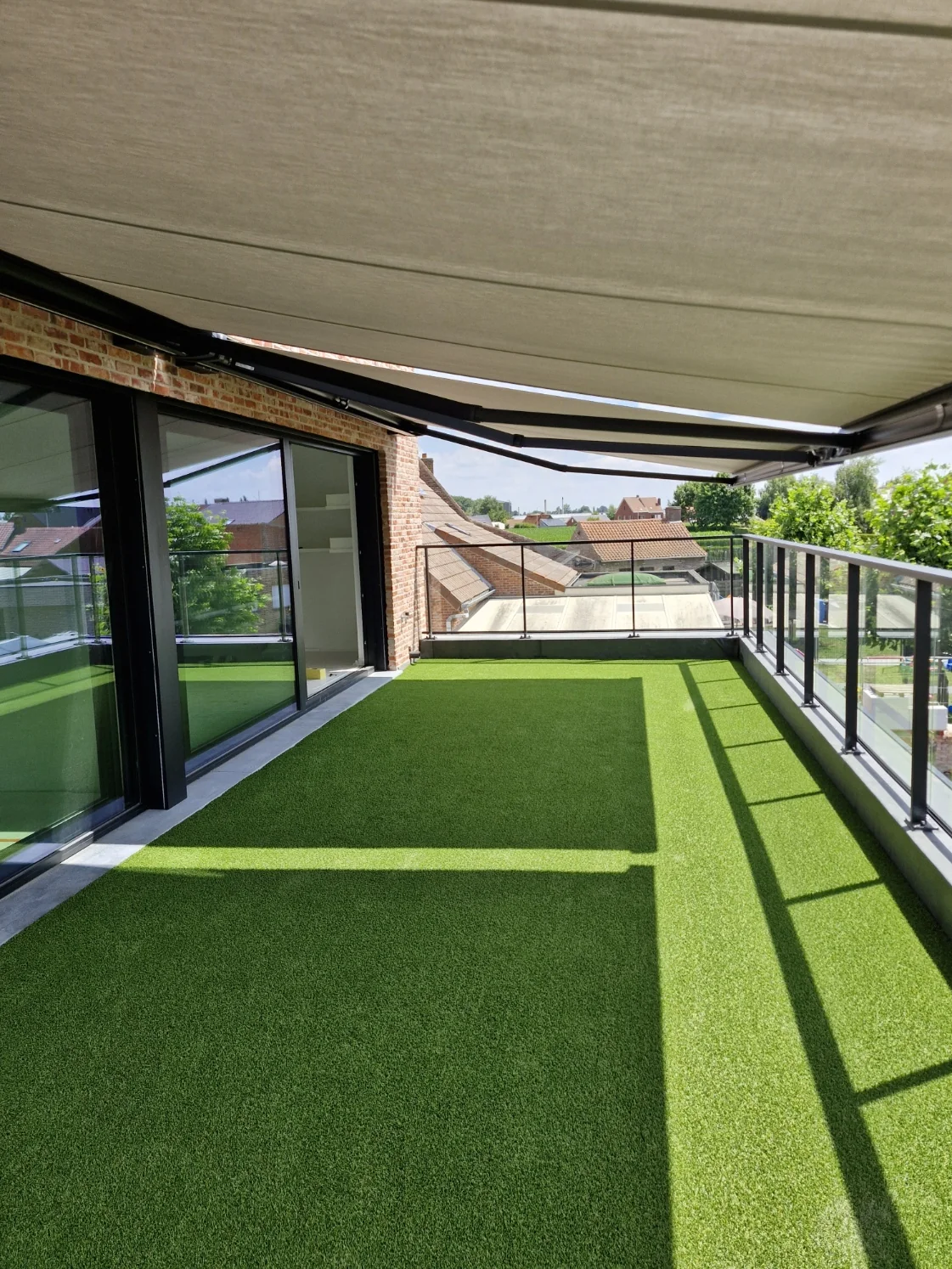 Een dakterras met een groene afwerking — Met kunstgras afgewerkt